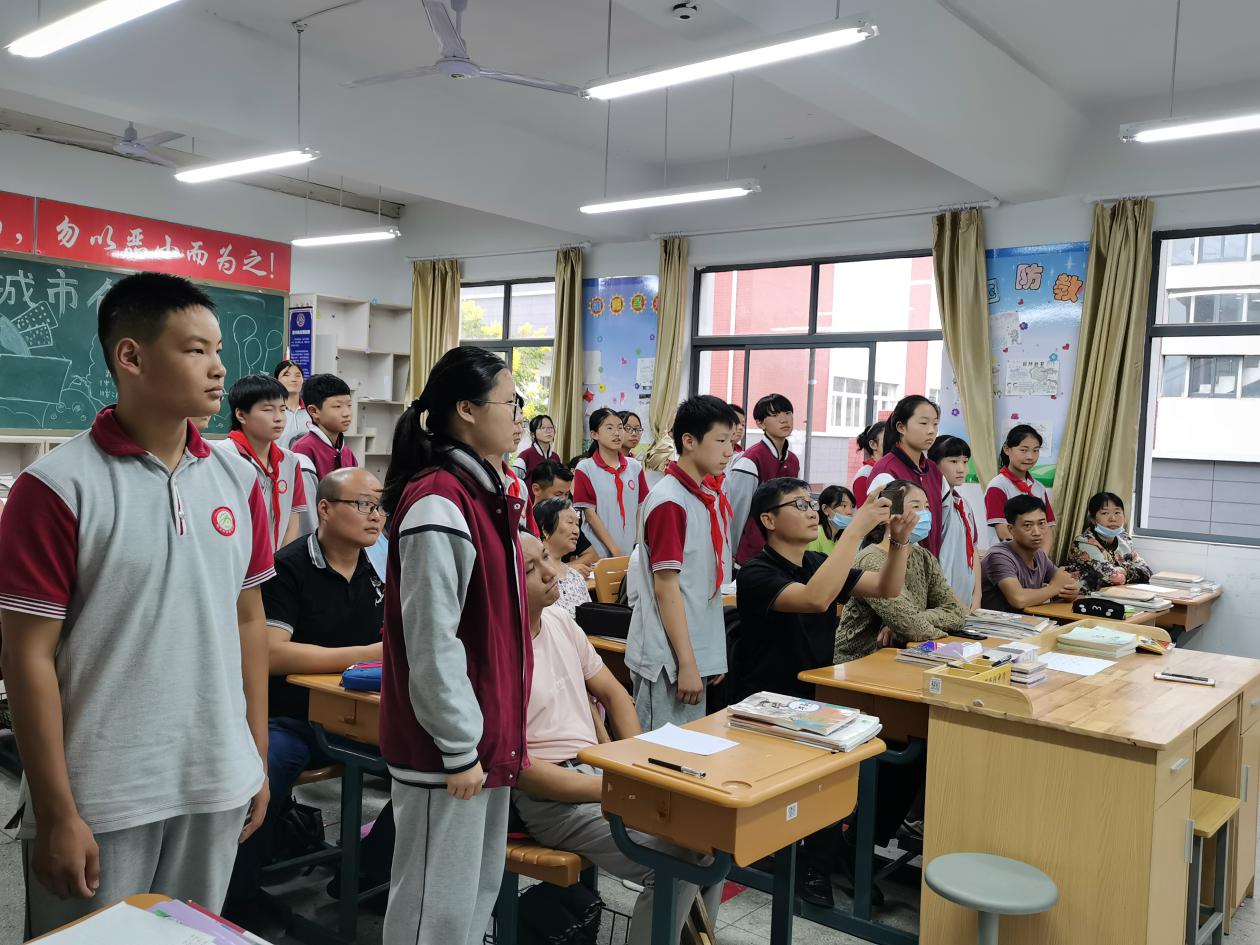 乘风破浪 一起成长——八年级家长会新闻报道_html_70fbc738.jpg