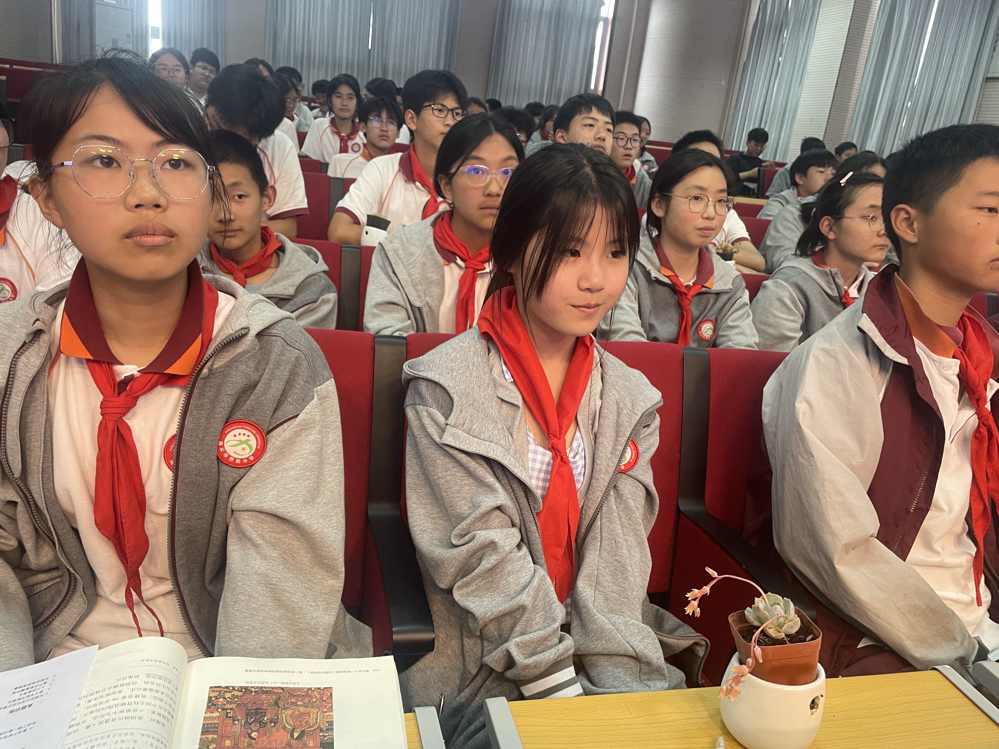 5.23 劳模进校园_html_744f287c.jpg
