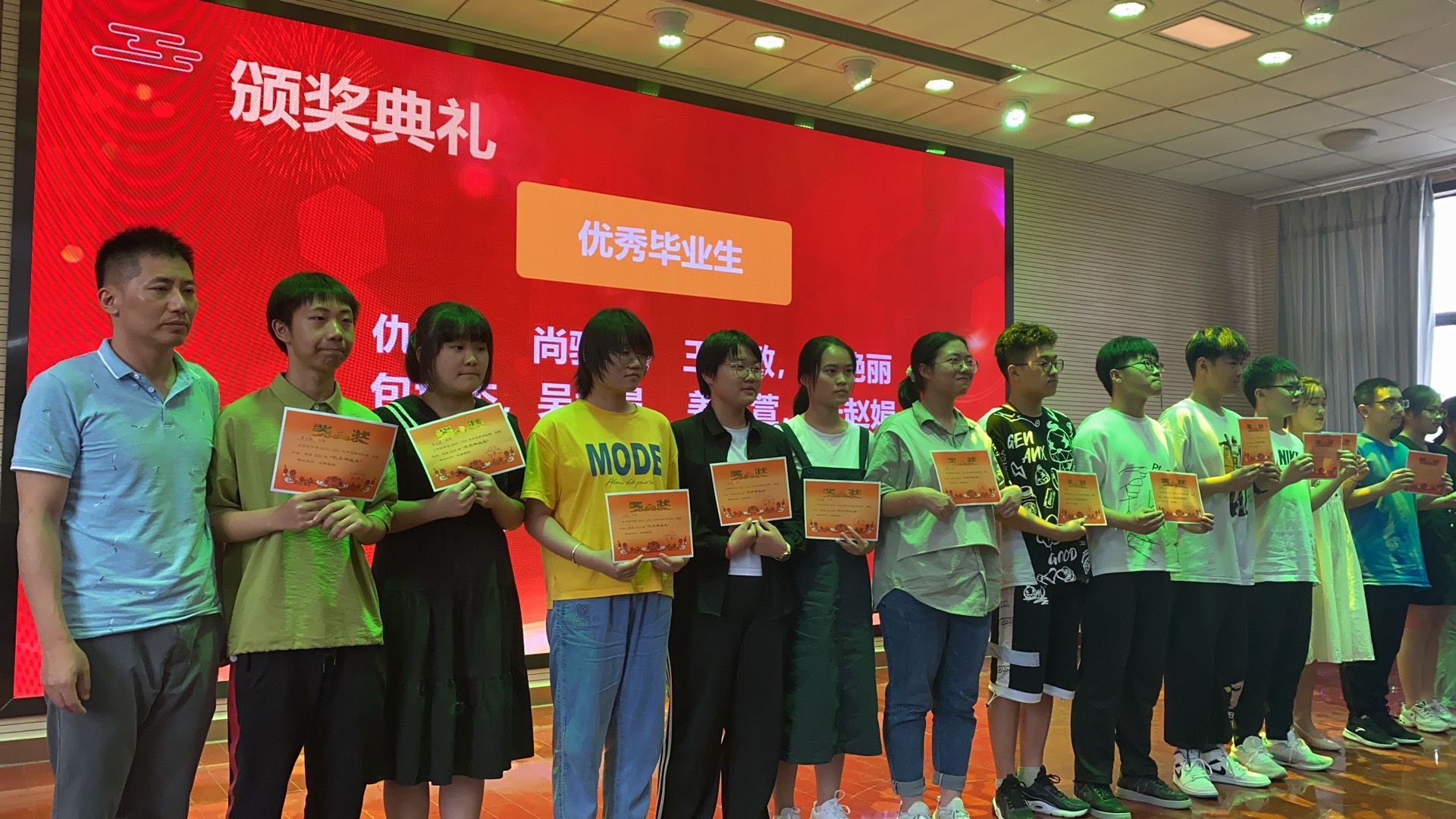 毕业典礼暨社团巡礼新闻稿_html_1828fe2a.jpg