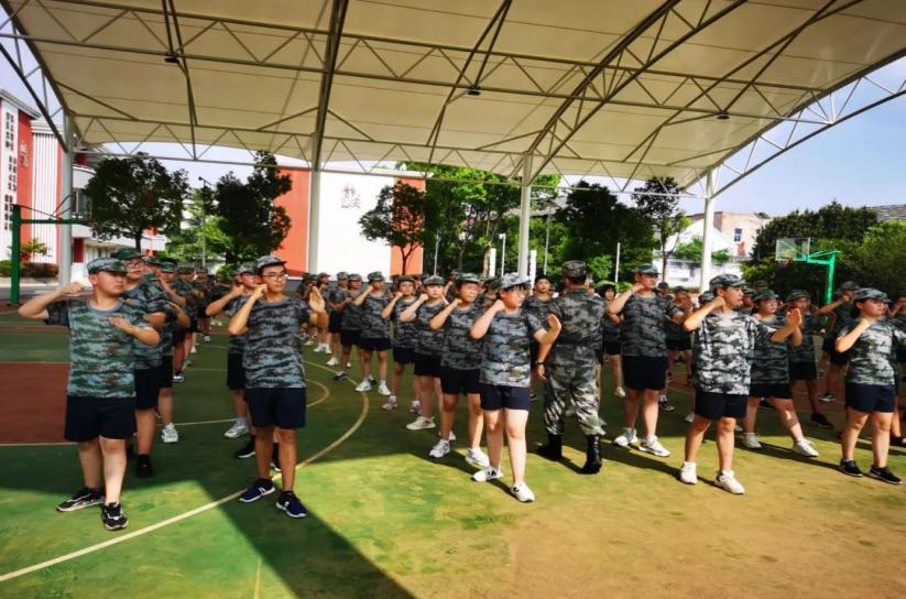 【尊荣营中】学习军人优良品质 落实国防教育实践 ——营防中学组织开展暑期军事夏令营开营仪式暨入学仪式
