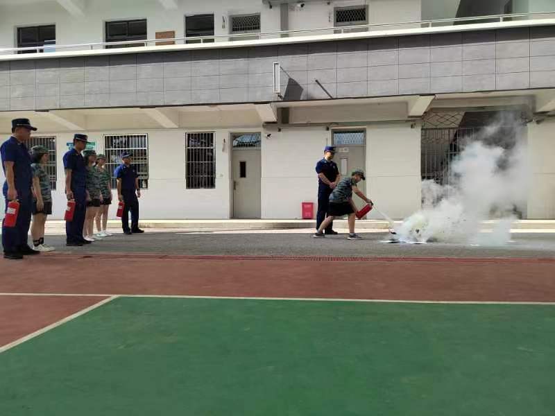 消防知识进军营  国防人防重实践_html_m1646a994.jpg