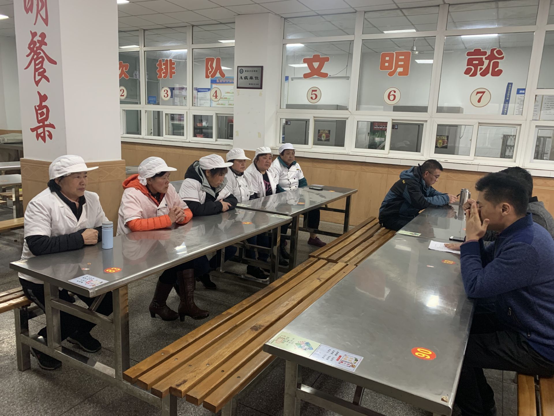 营防中学召开食堂工作人员安全会议_html_7b98b21d.jpg