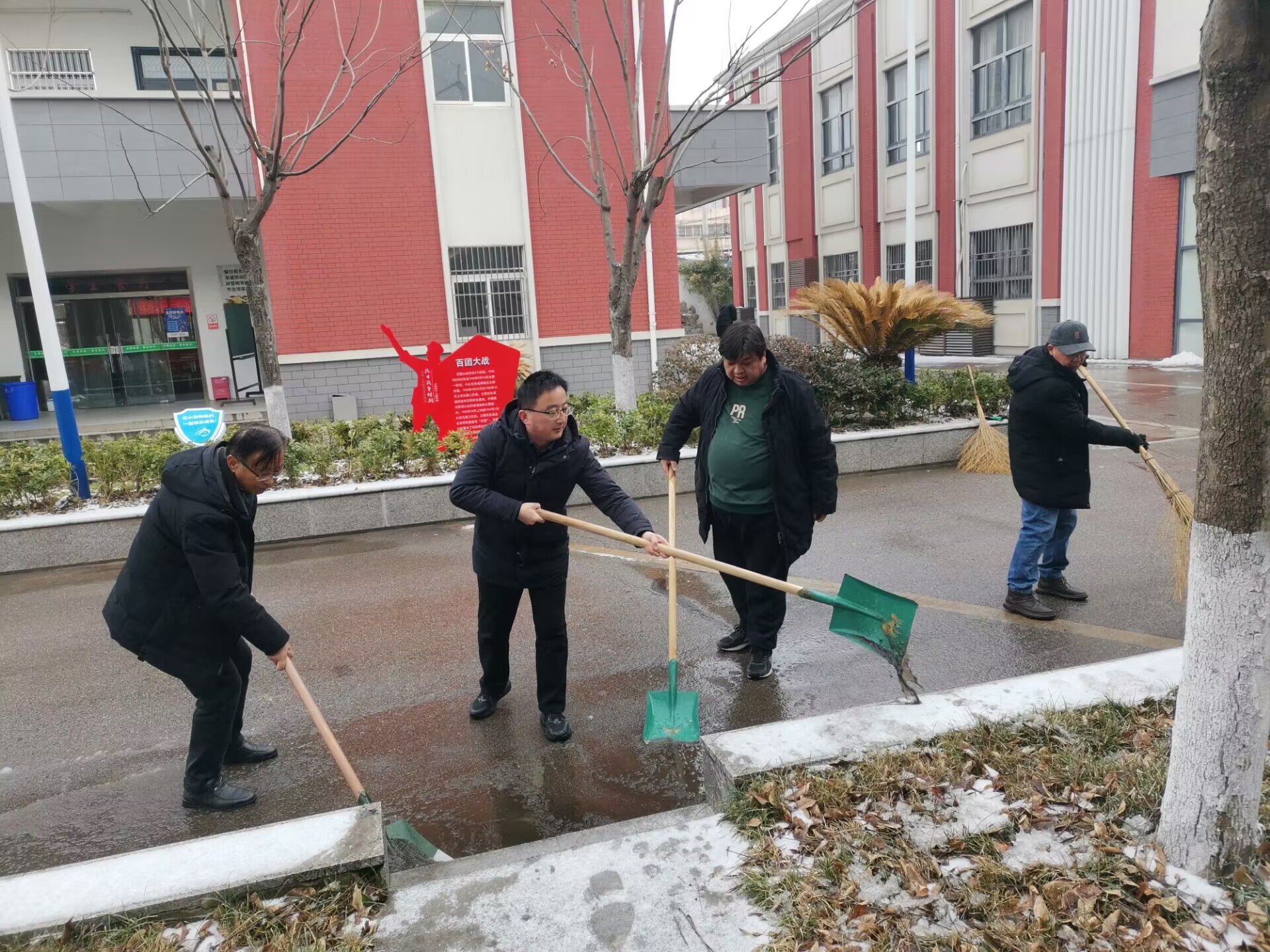 （尊荣营中）扫雪除冰 情满校园 (1)_html_1b4b7ac9.jpg