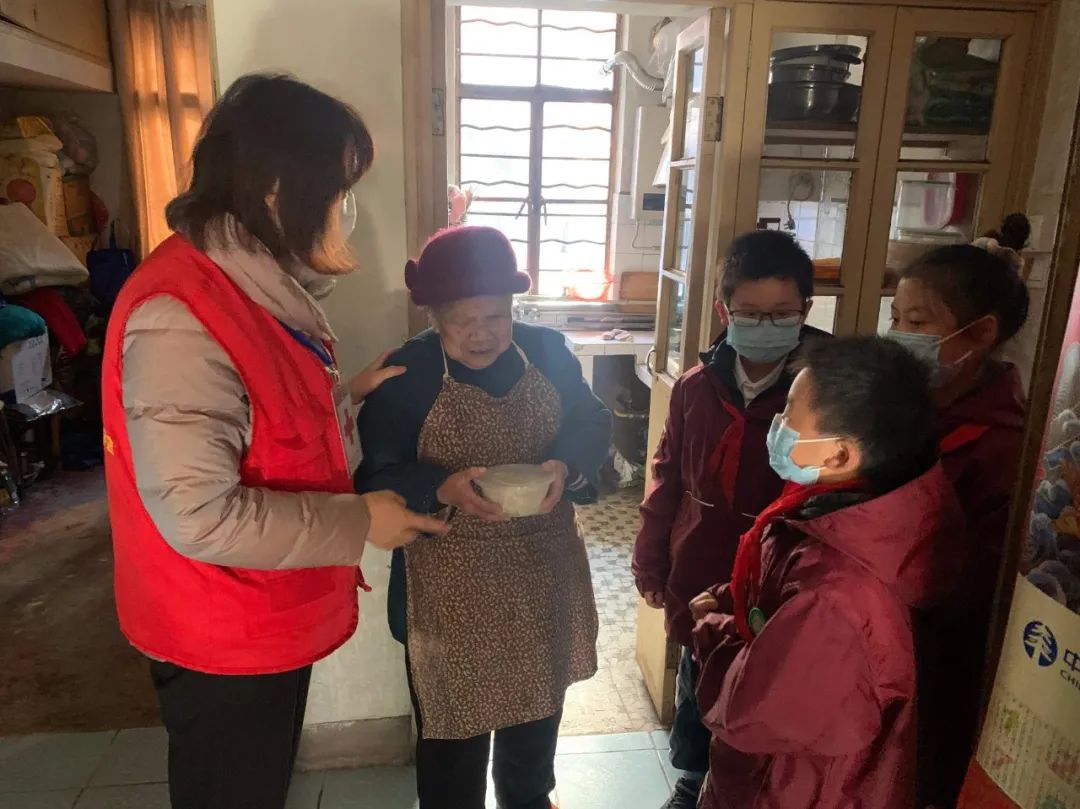 燕子矶中心小学召开四月师德师风警示教育培训会_html_m24e1247c.jpg