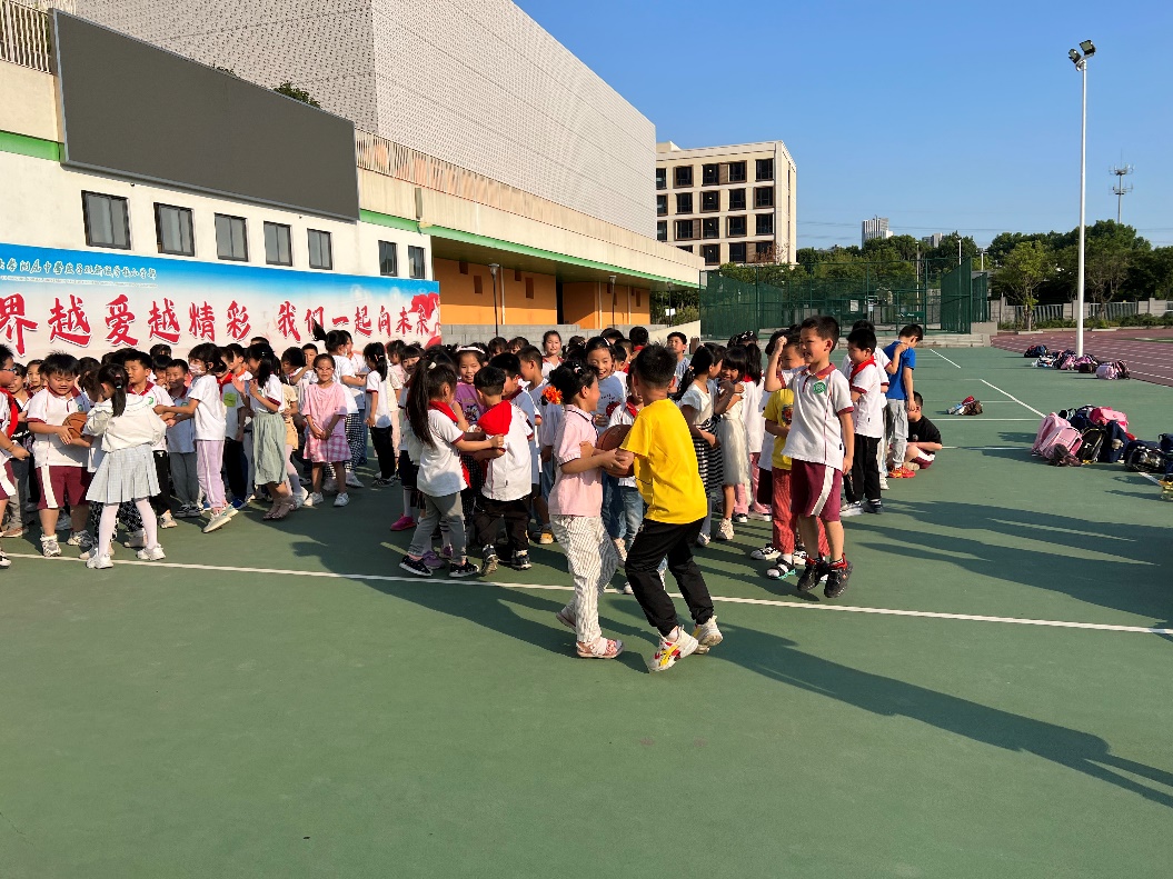 C28-8-2-6  燕小6月夹球接力赛_html_m3defc230.jpg