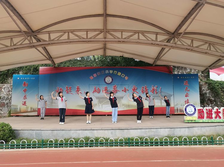 光辉的十月是中国人民盛大的庆典_html_4b6a62fc.jpg