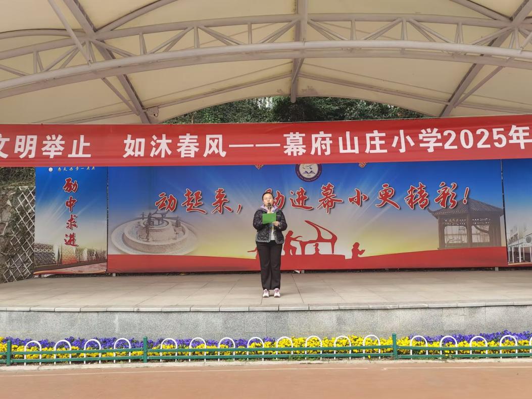 第5周升旗仪式新闻稿_html_5bea5e9b.jpg