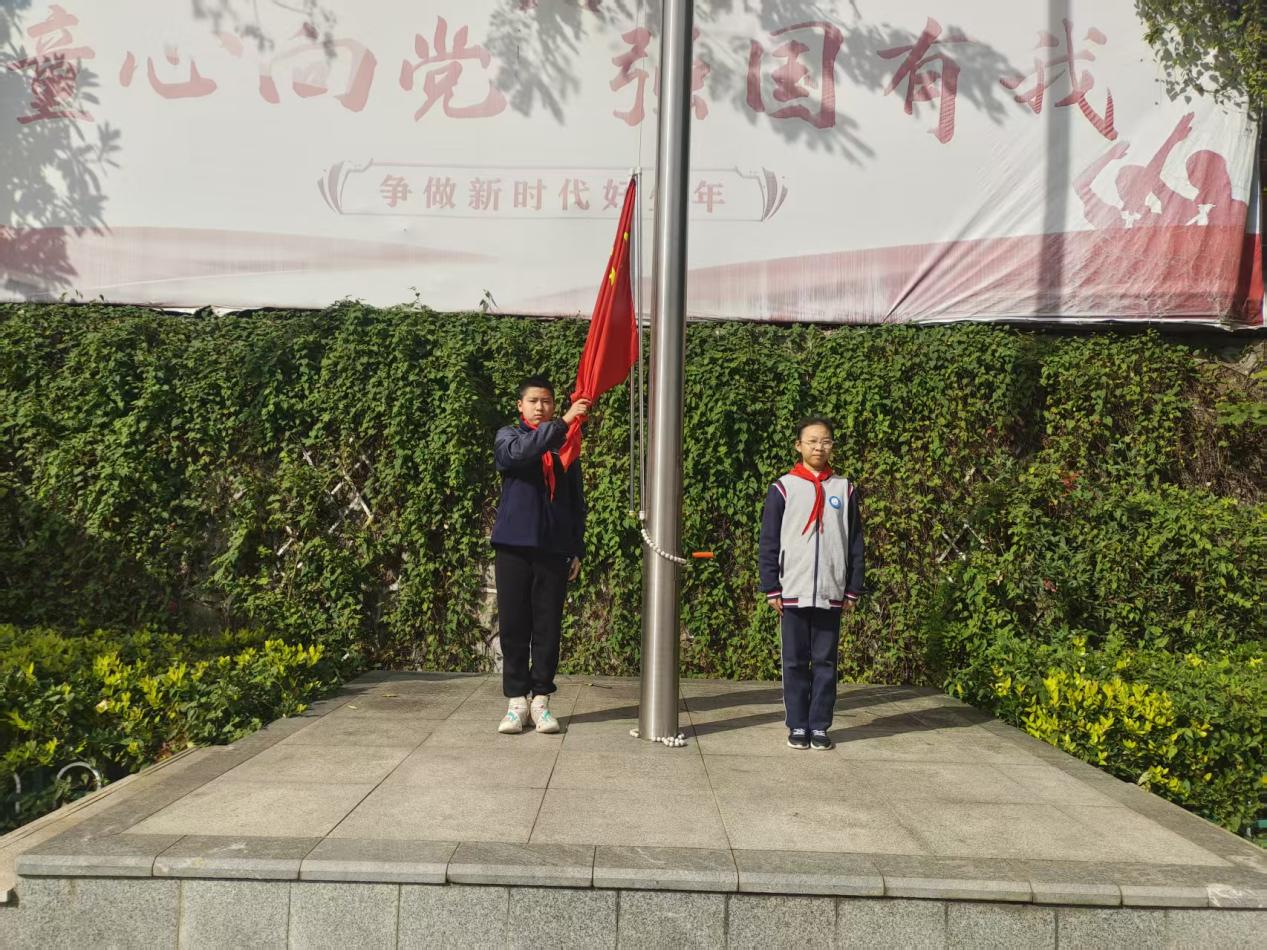 第十周升旗仪式新闻稿_html_2f1f93f9.jpg