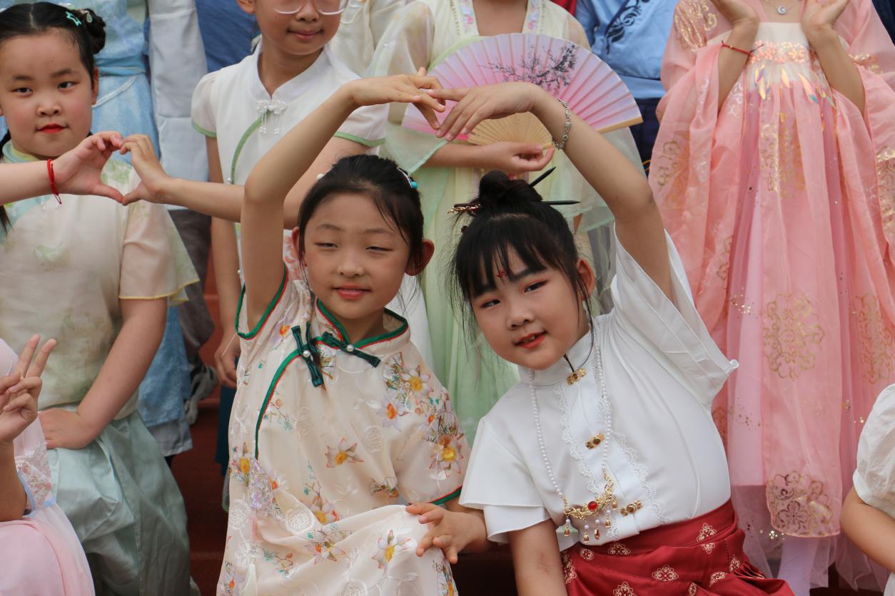 红领巾爱祖国 传承中华经典汉服节报道_html_m38ec65e3.jpg