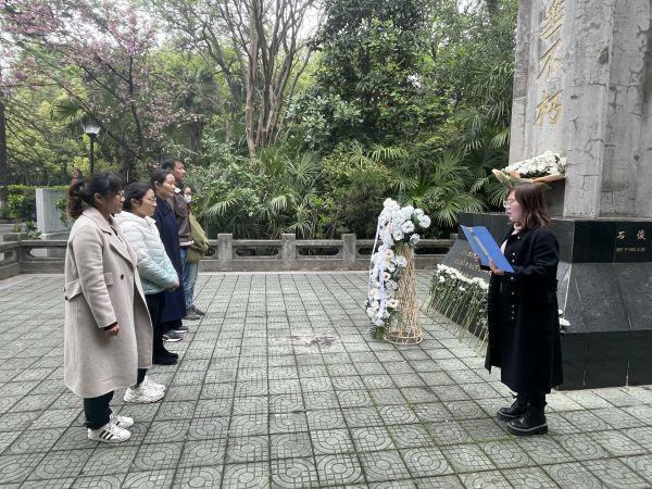 【励进幕小 青春党建】燕子矶中心小学第二党支部开展清明祭扫活动_html_56bd1364.jpg