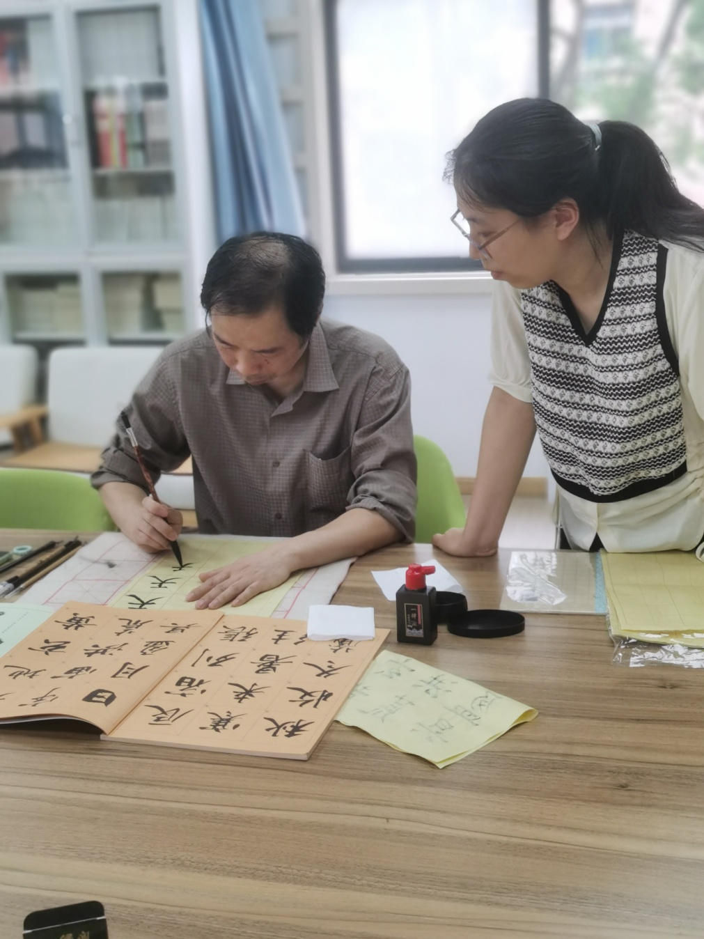 书法名家进校园 翰墨飘香满经开(2)_html_m199c8be2.jpg