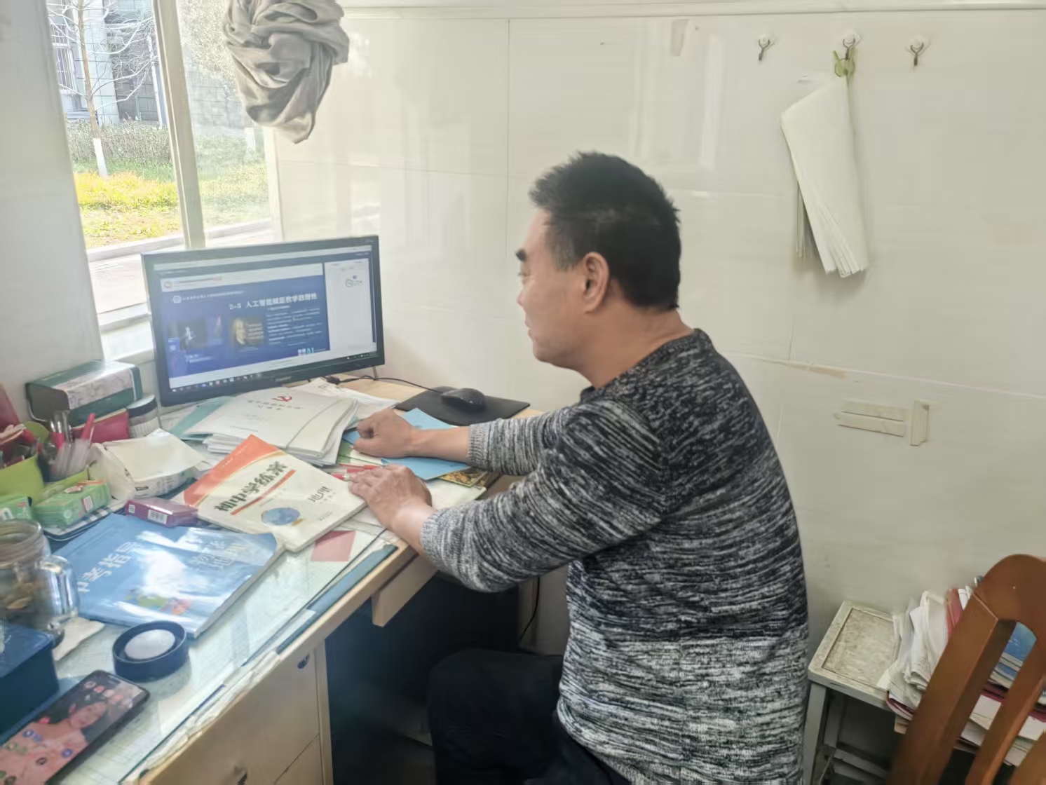 南京市八卦洲中桥中学全体教师参加_html_59cade6d.jpg