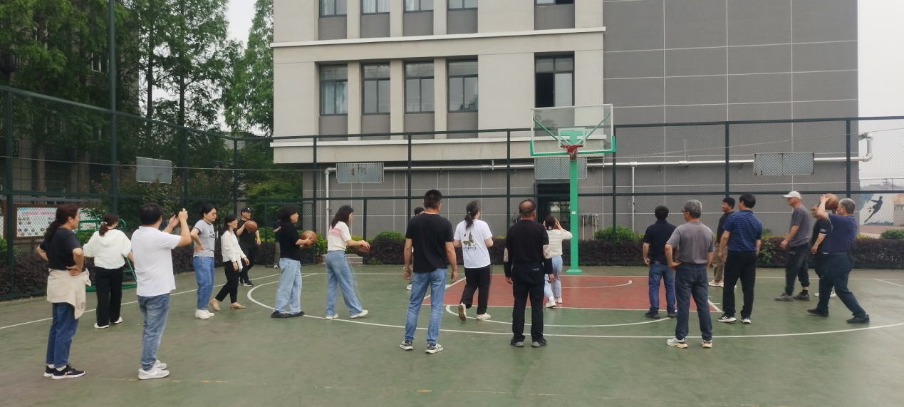 教师定点投篮文体活动新闻_html_462d308d.jpg