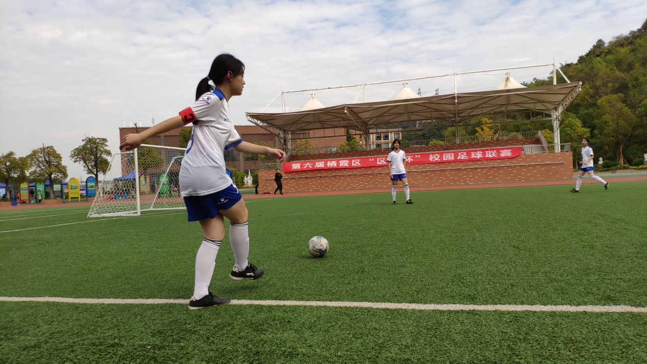 祝贺中桥中学女子足球队荣获栖霞区第六届_html_53362a3d.jpg