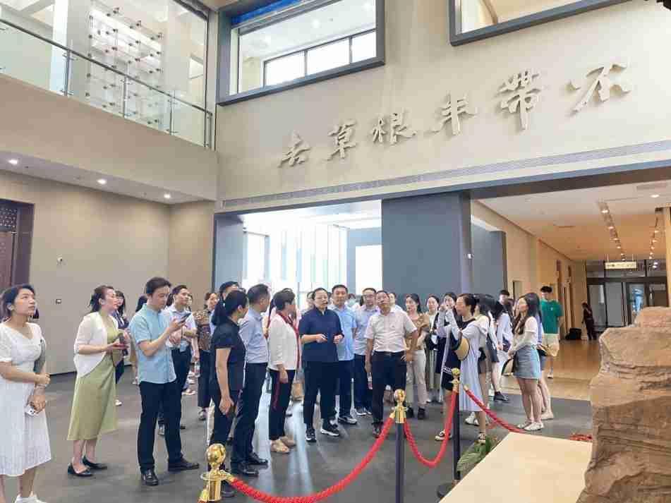 【二稿】七一党员外出学习师德馆新闻_html_3c7993de.jpg