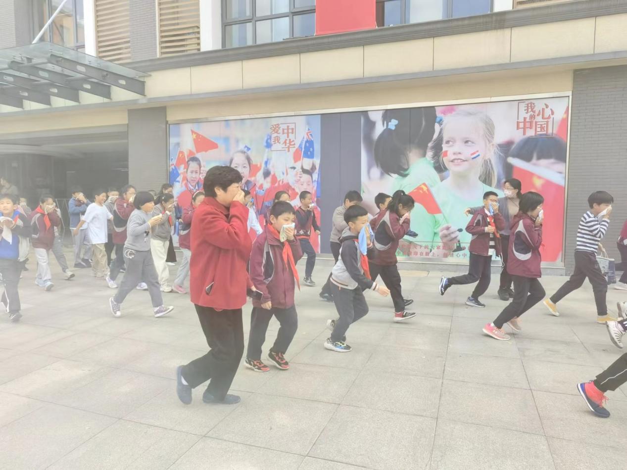 11.9消防安全演练 筑牢安全防线_html_11b54f50.jpg