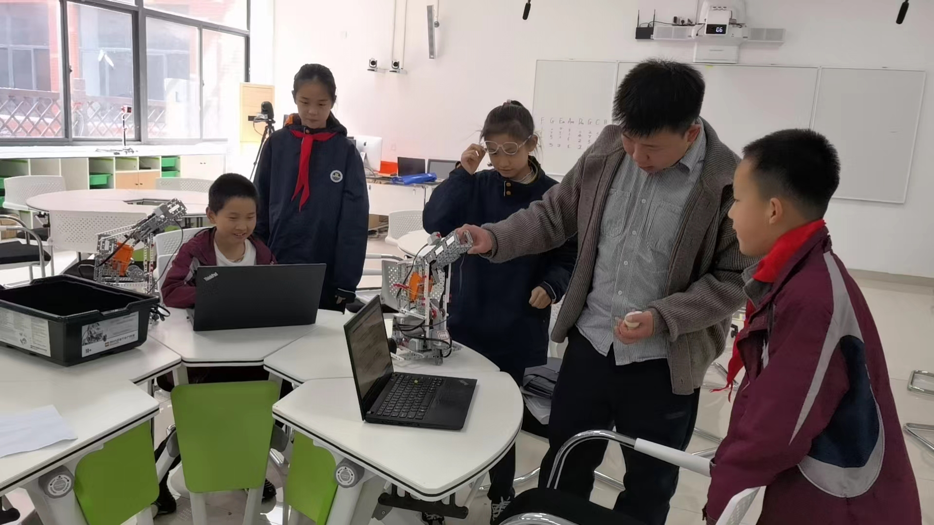 竞技激情，智慧成长——记学生参与信息素养提升实践活动项目现场赛(1)_html_m42645ebc.jpg