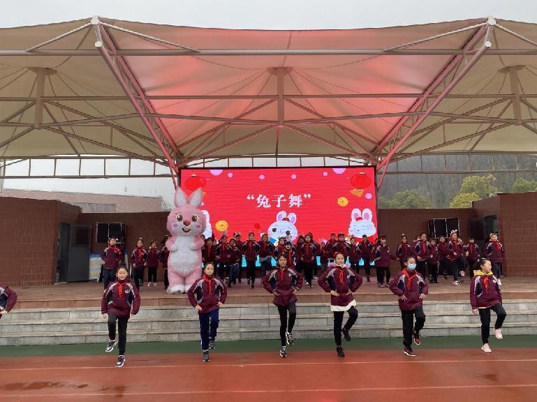 ”兔“故纳新,再出发——记南京市金陵小学2022——2023学年第二学期开学仪式_html_71f39db3.jpg