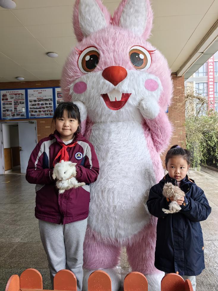 ”兔“故纳新,再出发——记南京市金陵小学2022——2023学年第二学期开学仪式_html_mff4fec3.jpg