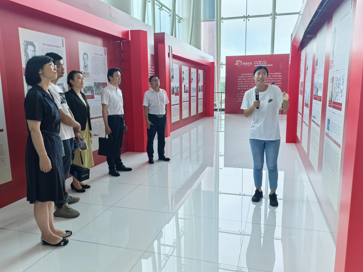 【石抱树·先锋行】（主题党日）党建引领聚合力 立心铸魂促发展——金陵小学党委庆“七一”主题党日暨党员学习大会(1)_html_m24055df9.jpg