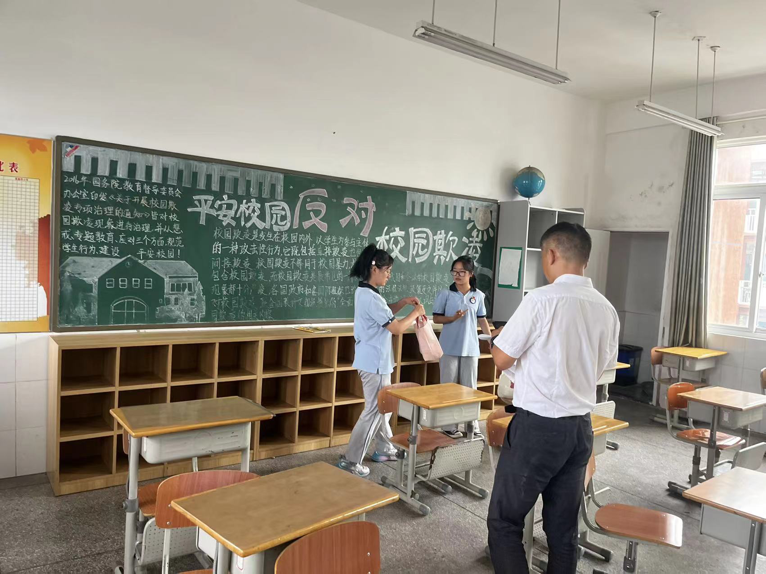 【尚真华电】硕果盈枝 收获成长——华电中学举办散学典礼_html_48c160ec.png