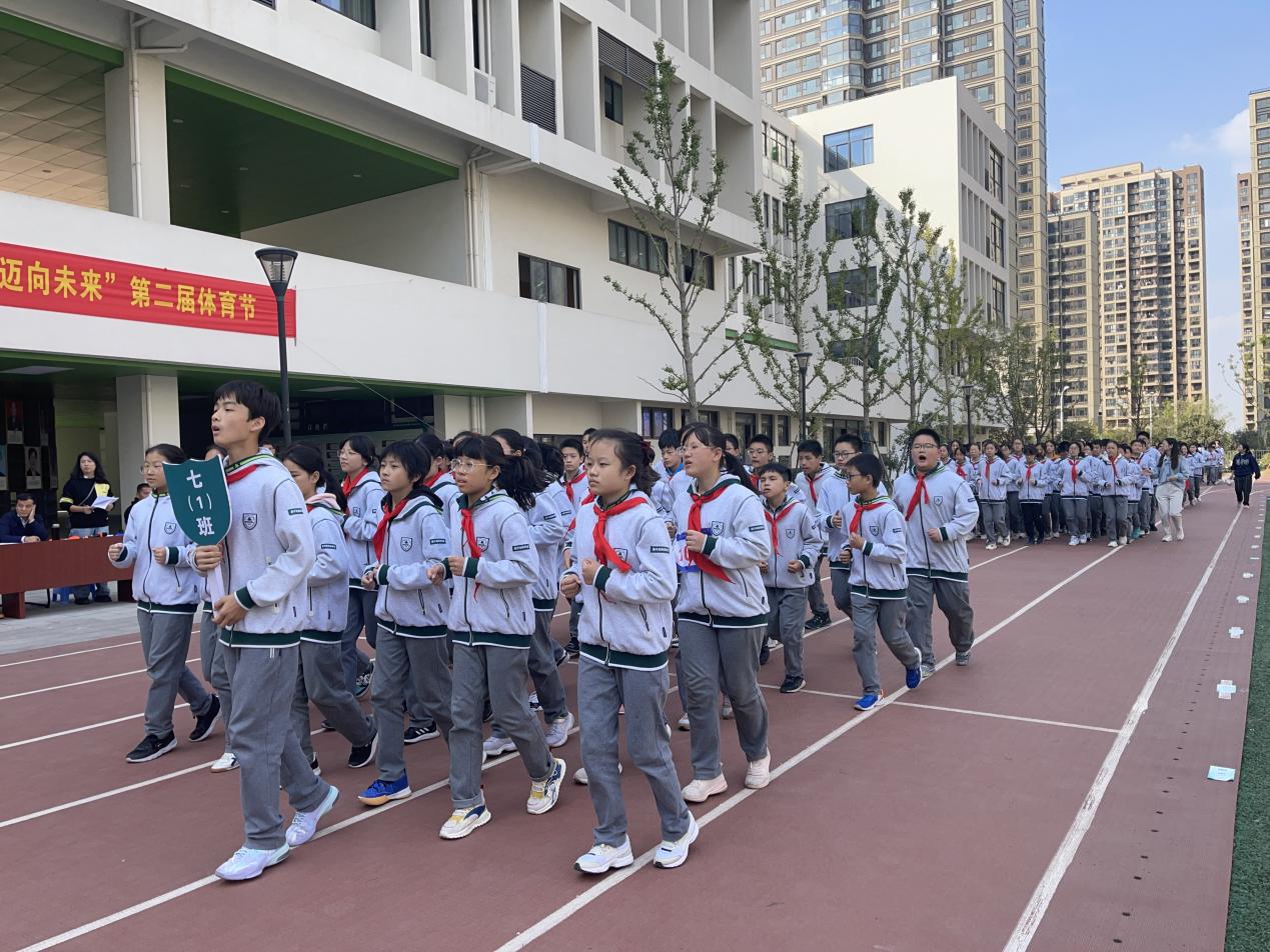 运动会新闻稿_html_7fd1a374.jpg