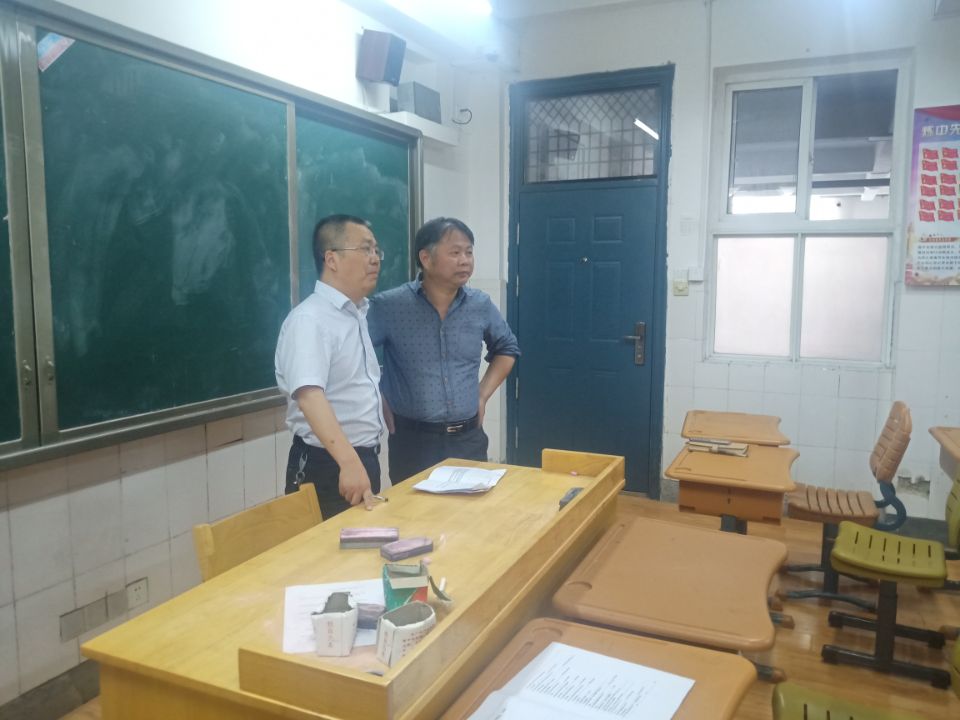 【海门南炼】区教育局技装办黄科长来校检查学校教室照明工作