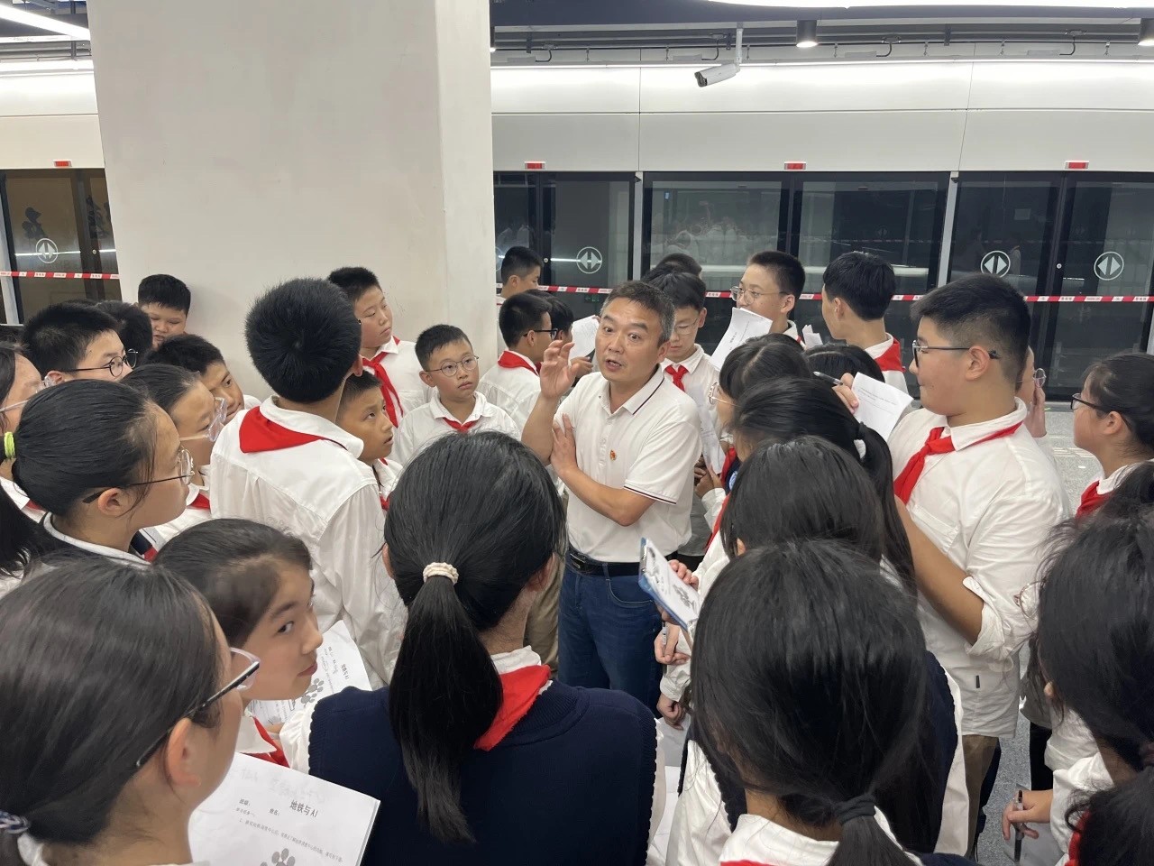 【百炼石苑·党团共建】迎国庆 观地铁 共庆新中国75周年华诞 ——记实初南炼全体学生参观地铁站活动