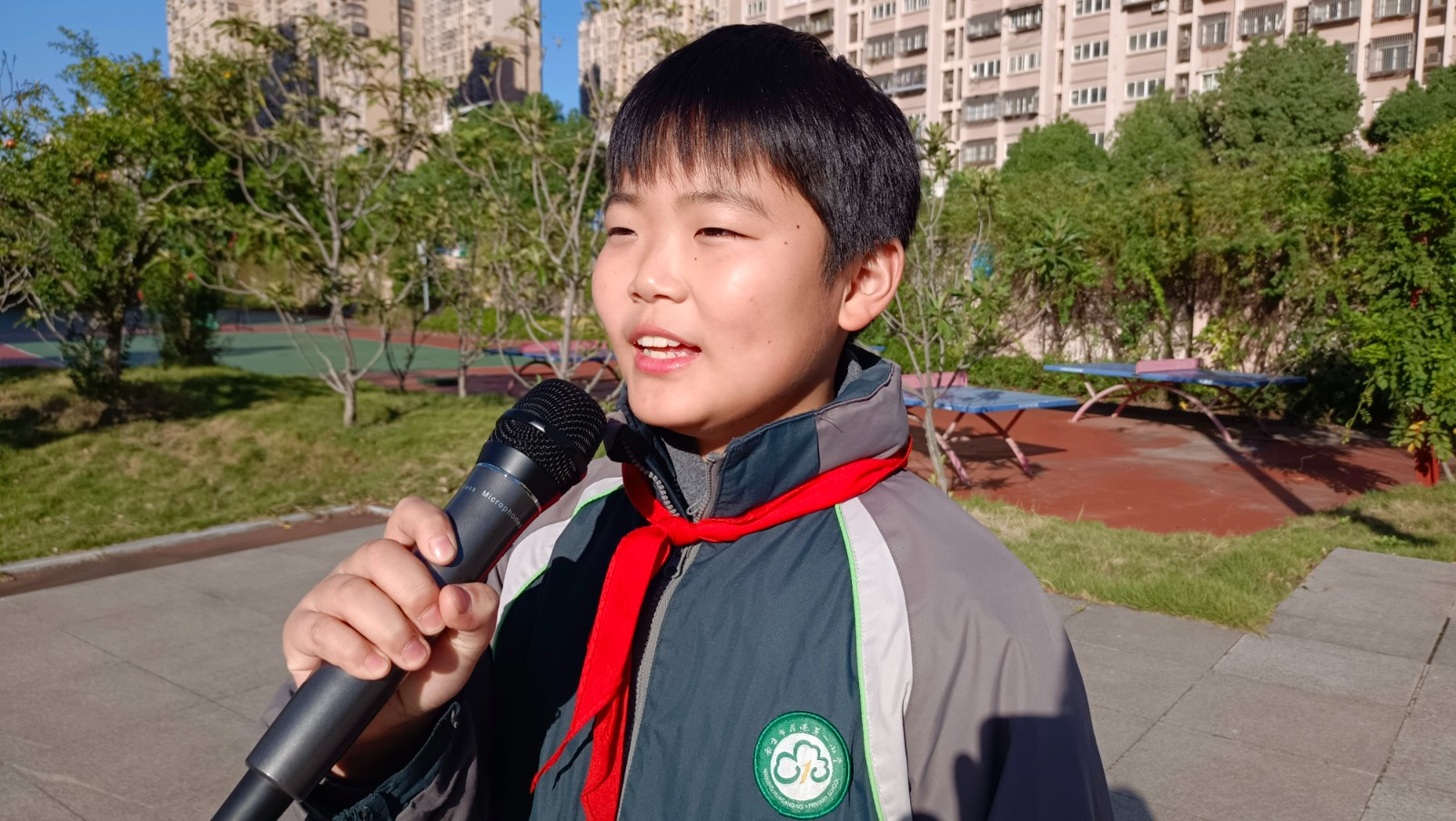 【花港一小】颁发流动红旗 传承文明风尚(八十六）