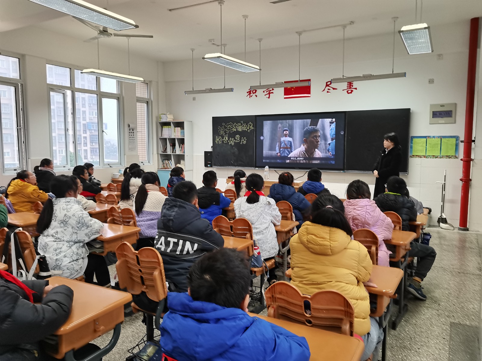 【花港一小】诉英雄故事 惜美好生活