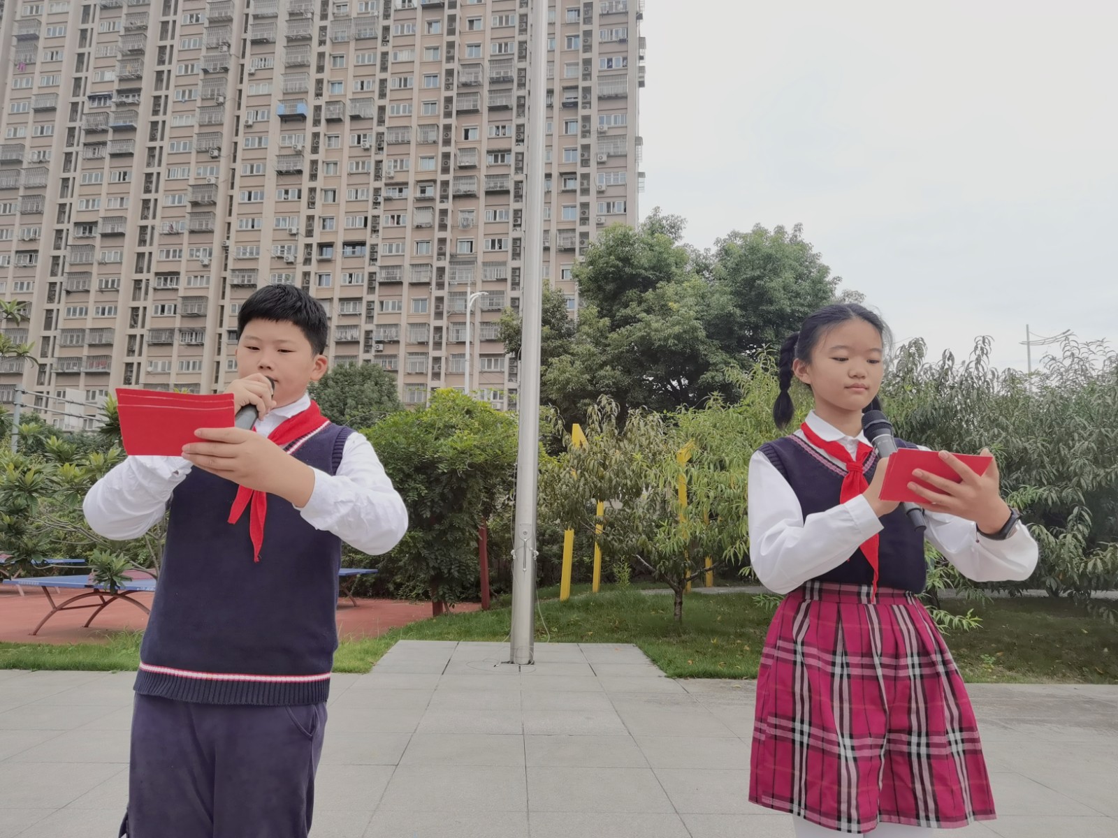 主持人：杜嘉乐   卢一一.jpg