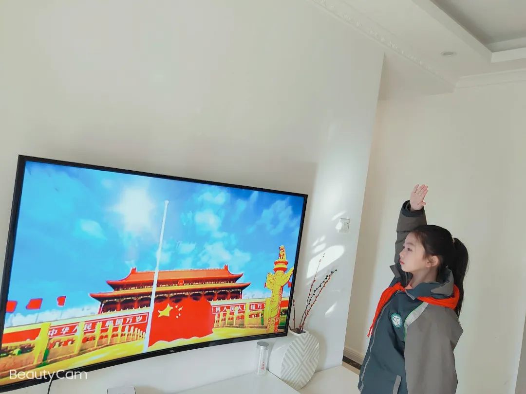 【花港一小】停课不停学，花港一小这样做（五十九）—— “致敬，大国担当”主题线上升旗仪式