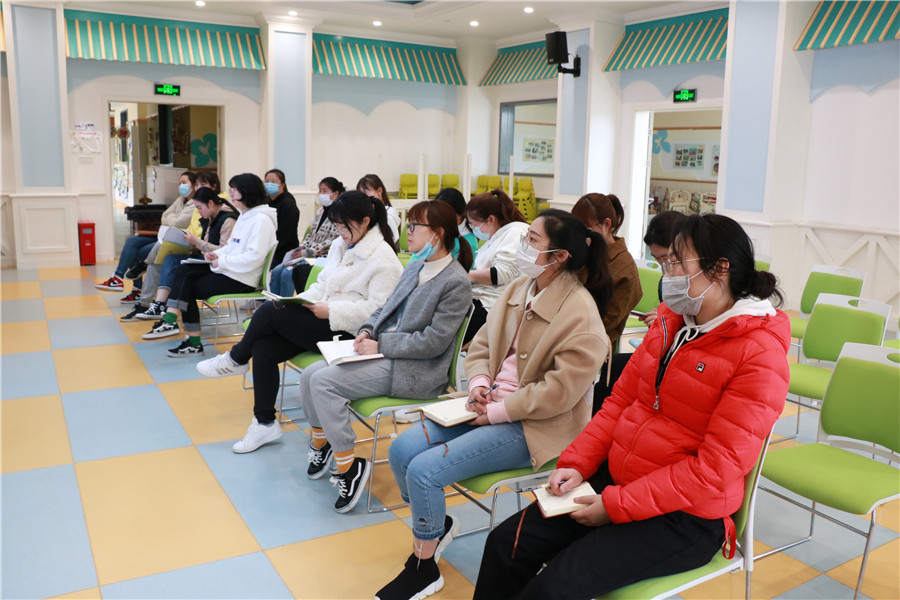 教师认真学习.jpg