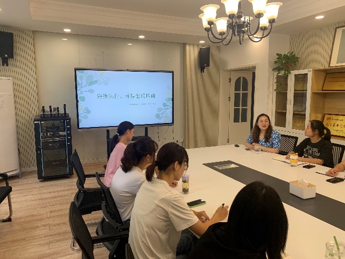 向美而行 以美育美--三园分园海报制作、环境创设培训培训_html_m20fc6c3c.jpg