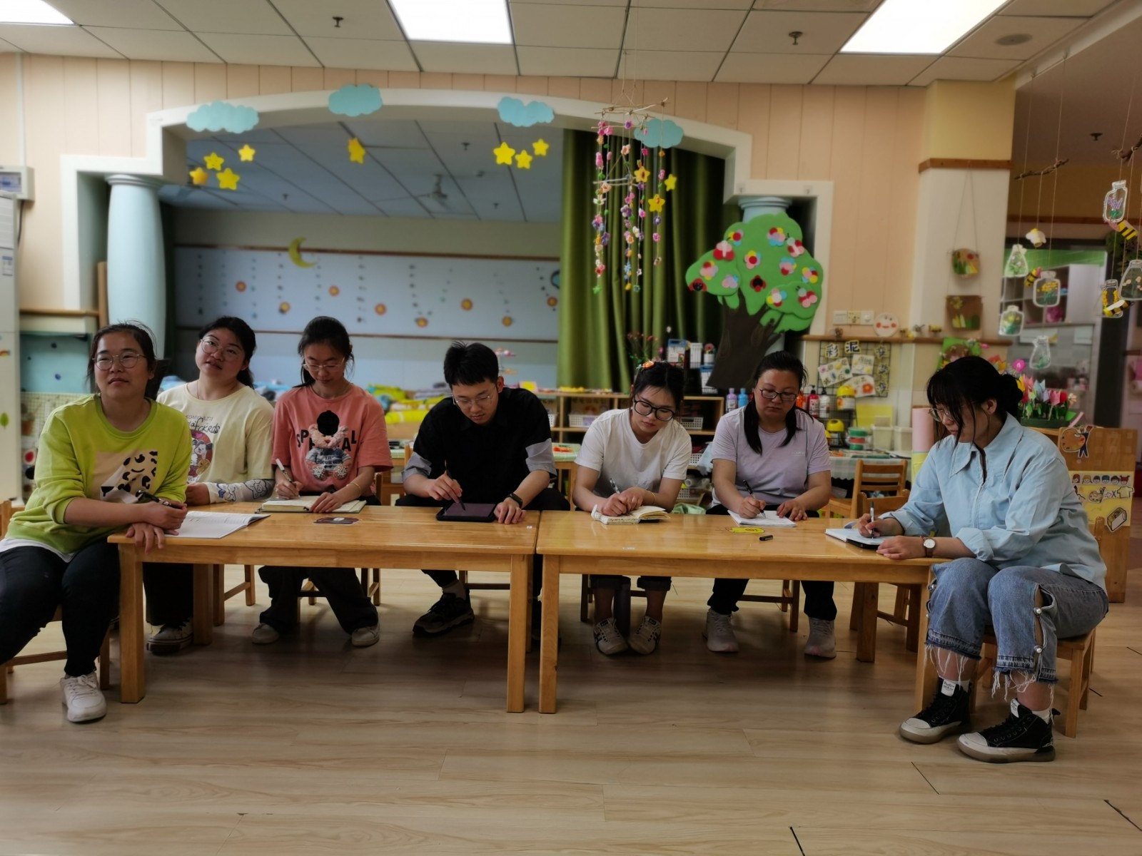 小班年级组成员学习.jpg
