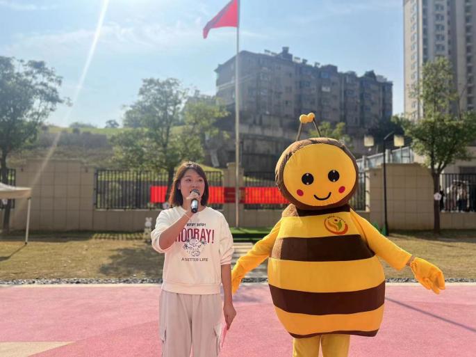 和小花甜一起锻炼吧——区一实幼三元分园体育节开幕式活动_html_457603bd.jpg