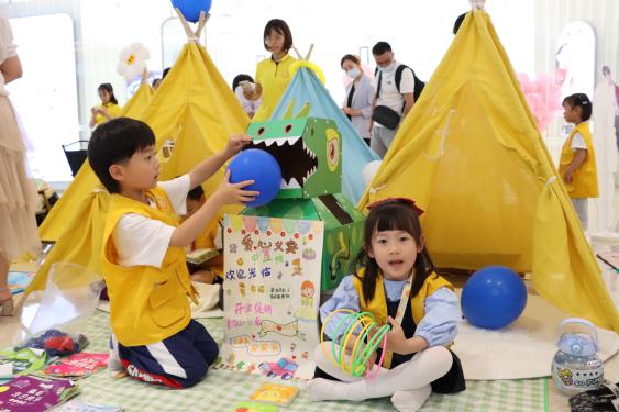 “小书虫献爱心”幼儿图书义卖活动新闻_html_2278b6a2.jpg