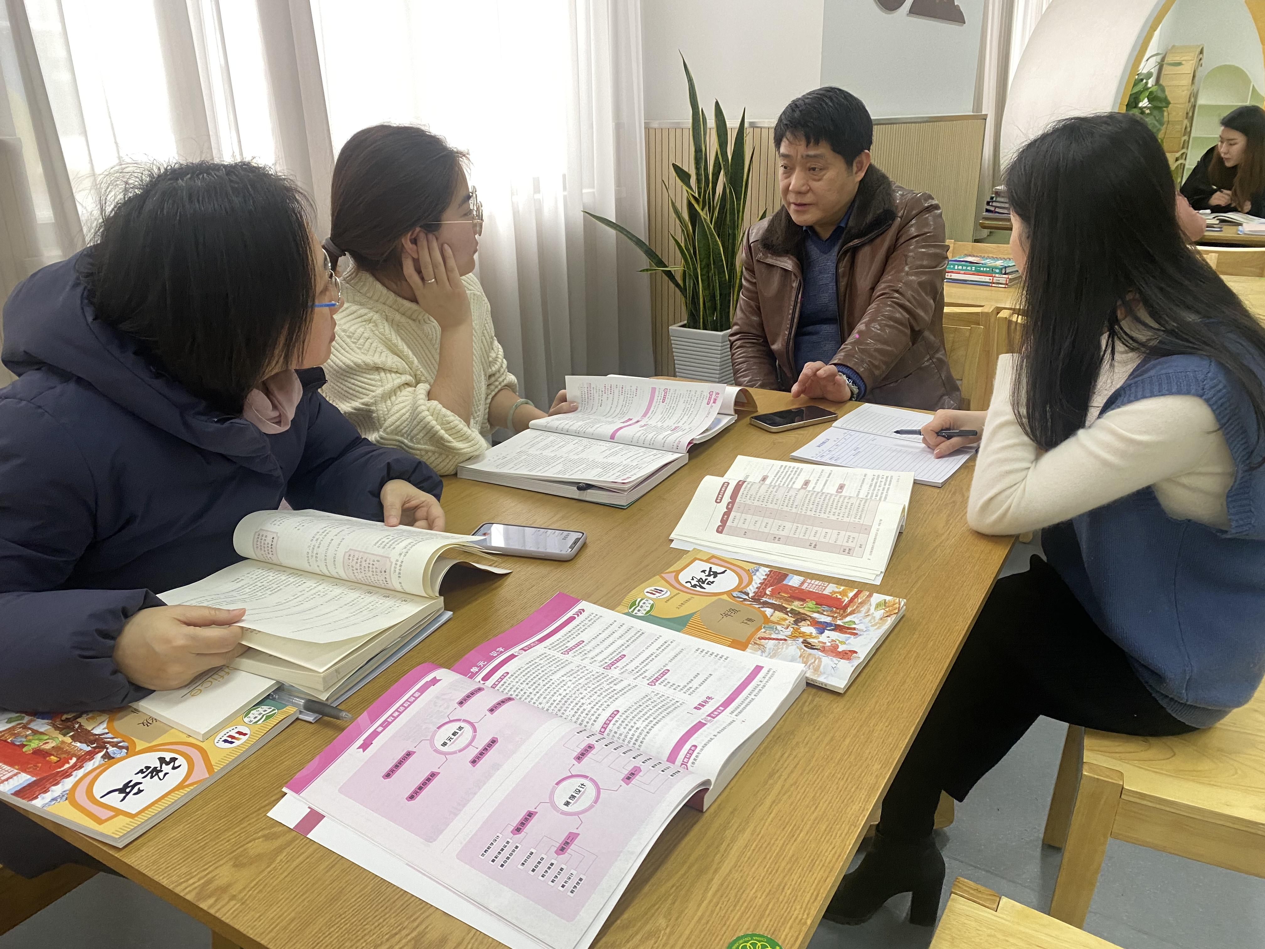 2.12语文组集体教研备课活动侧记_html_m5b58d235.jpg