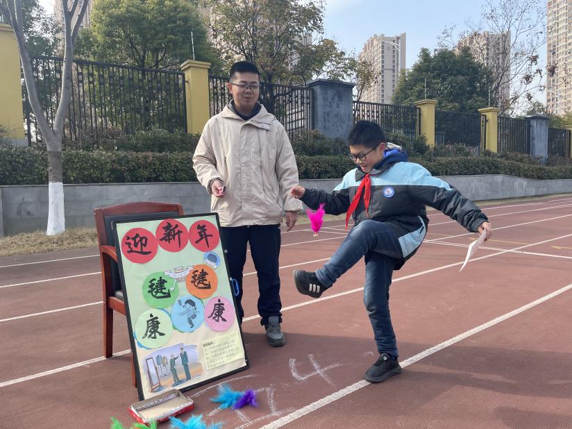 满媛 游园会 报道(1)_html_m66987a5.jpg