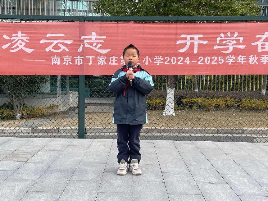 12.23二3、4班第十七周升旗仪式报道_html_2199b5cb.jpg