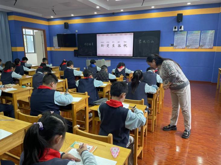 满媛——《望天门山》同课异构报道_html_m1c8520c2.jpg