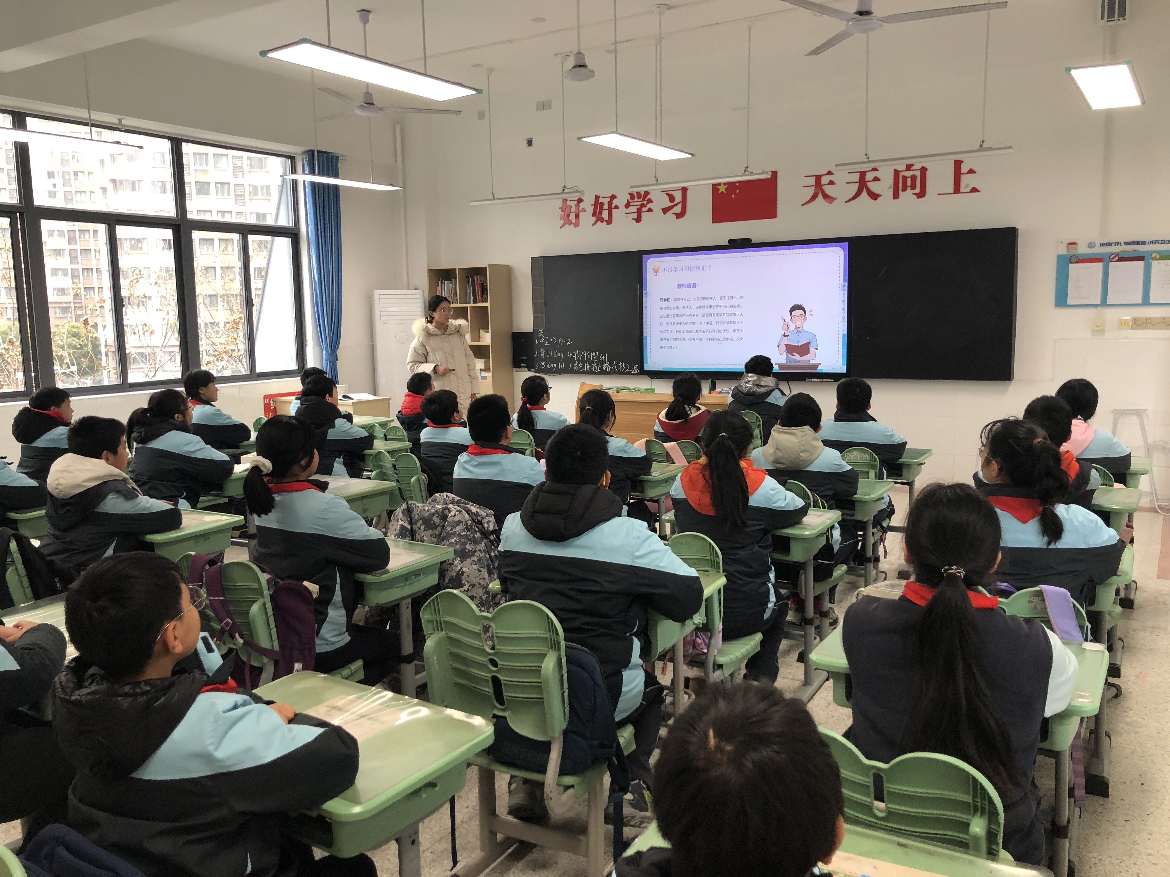 2.14班会课侧记_html_75e90219.jpg