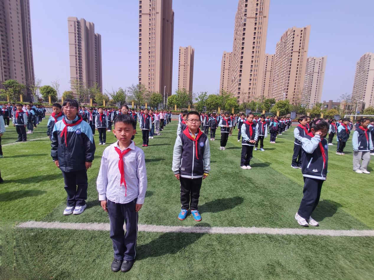 【正学丁三·德育】行“待人之礼”做“文明少年”——丁家庄第三小学第九周待人之礼主题升旗仪式_html_513cf1c0.jpg