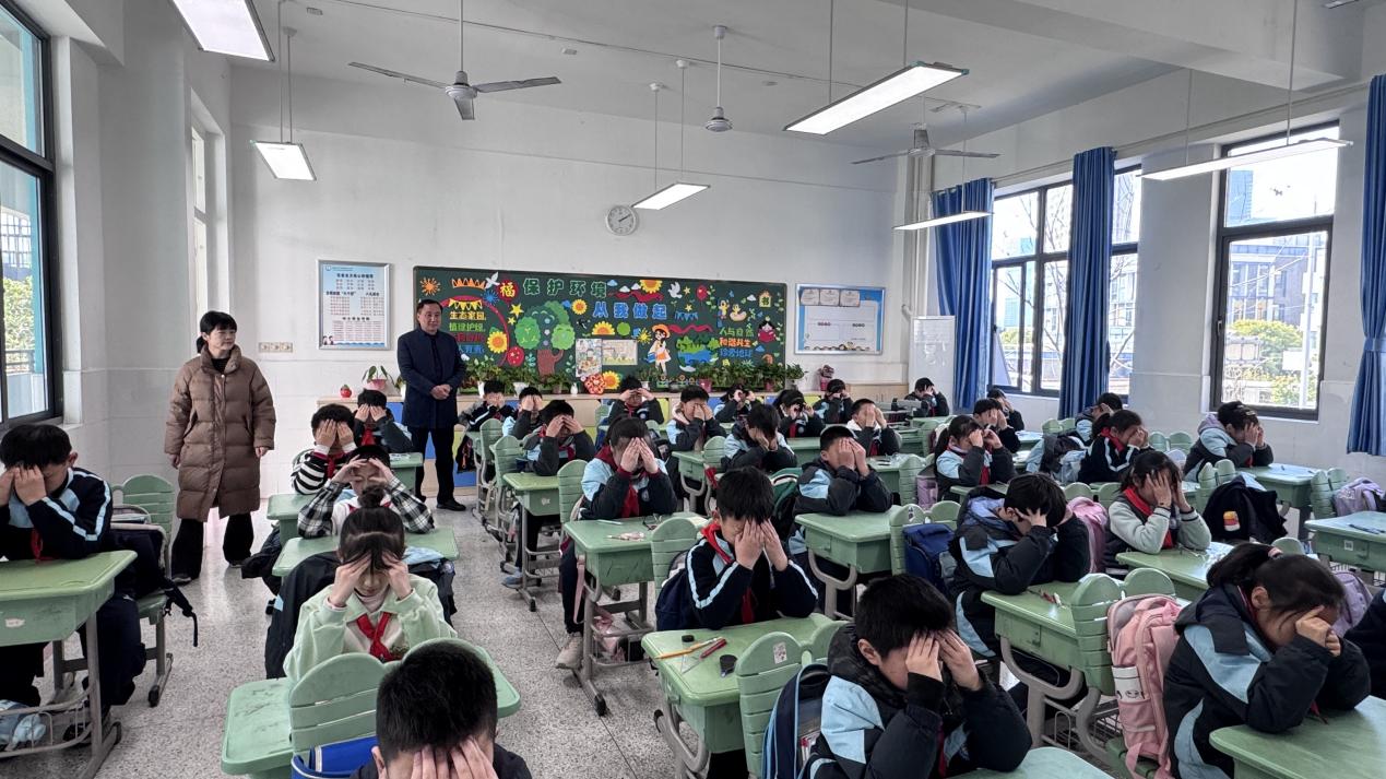 【正学·丁三】督学亲临查细节，校园督导促提升_html_m1b416404.jpg