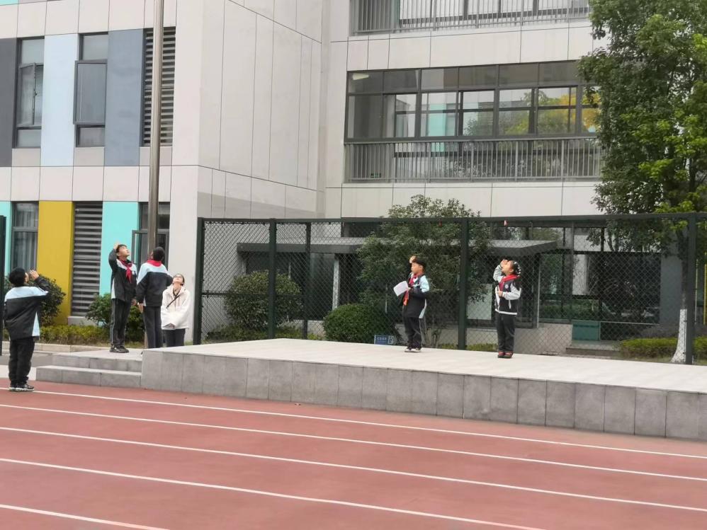 法律在我心，自觉尊法守法-丁家庄第三小学第14周升旗仪式侧记_html_401f1e48.jpg