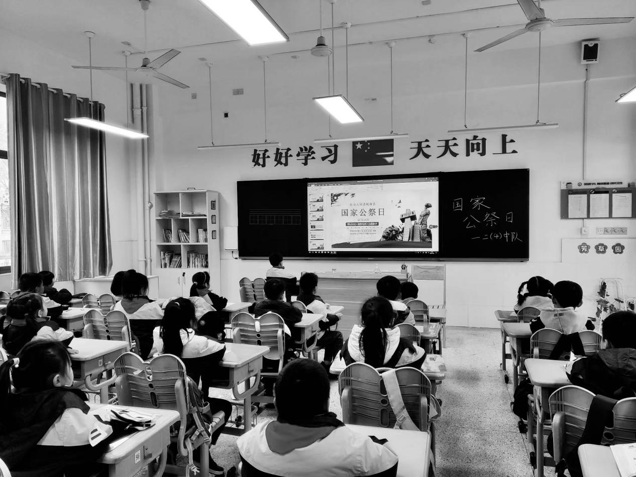【正学丁三】国家公祭日，缅怀永不忘——丁家庄第三小学第十六周主题升旗仪式_html_7cad2d41.jpg