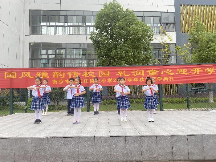 【正学丁三】“与国同庆，与国同行”——南京市丁家庄第三小学第一学期国庆主题升旗仪式侧记 _html_m4ee10d24.jpg