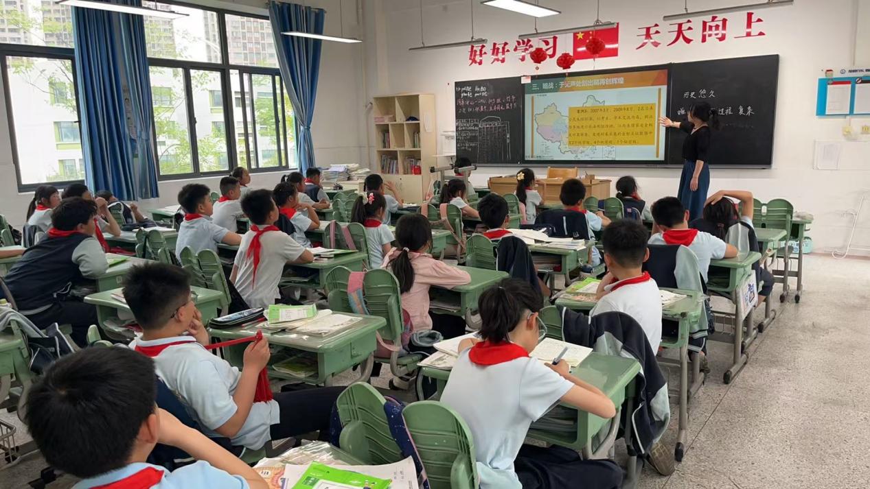 4.11班会课报道_html_7c1748bf.jpg