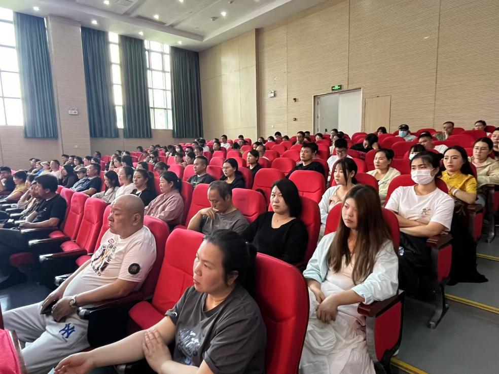 【正学丁三·德育】做智慧父母 让爱伴成长_html_2bb3df70.jpg