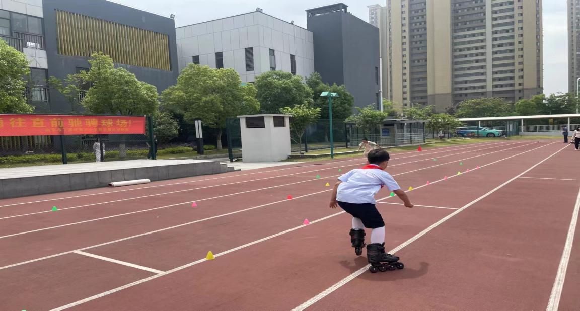多彩展示庆六一  同心共育阳光娃_html_1866f45f.jpg